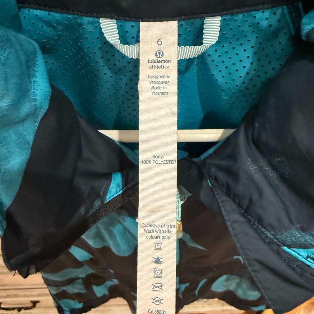 Lululemon Athletica Blue and Teal Green Vest - Picture 5 of 5